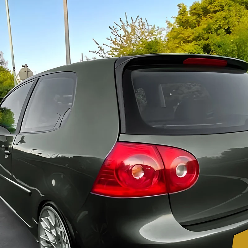 AutoStyle, bakspoilrar till bakruta, blank svart, självhäftande, passar till Volkswagen Golf V HB (2003-2008)